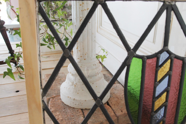 カラフルなガラスが用いられたステンドグラス【7738-A】