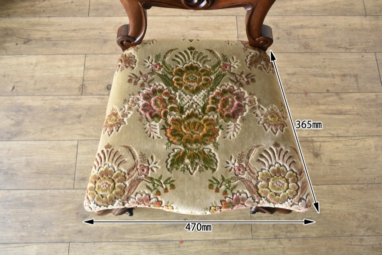 優雅で華やかなデザインが魅力のウォールナットバルーンチェア【c215-5】