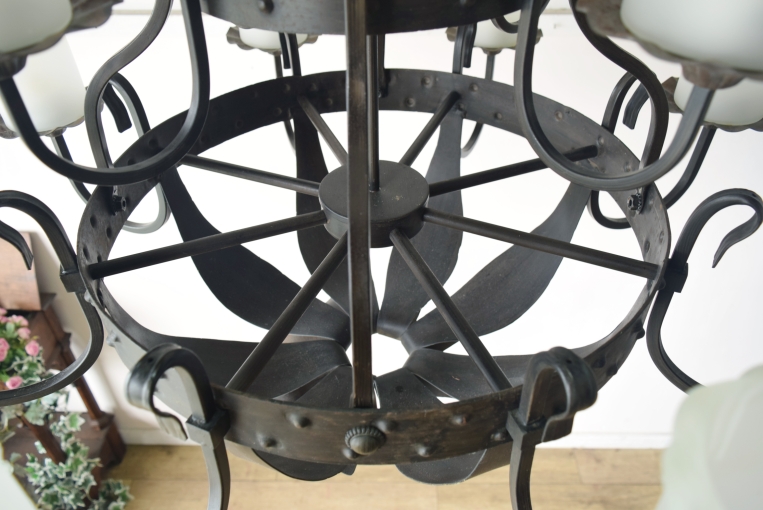 重厚な存在感を放つ、アイアン製12灯式シャンデリア【00001】