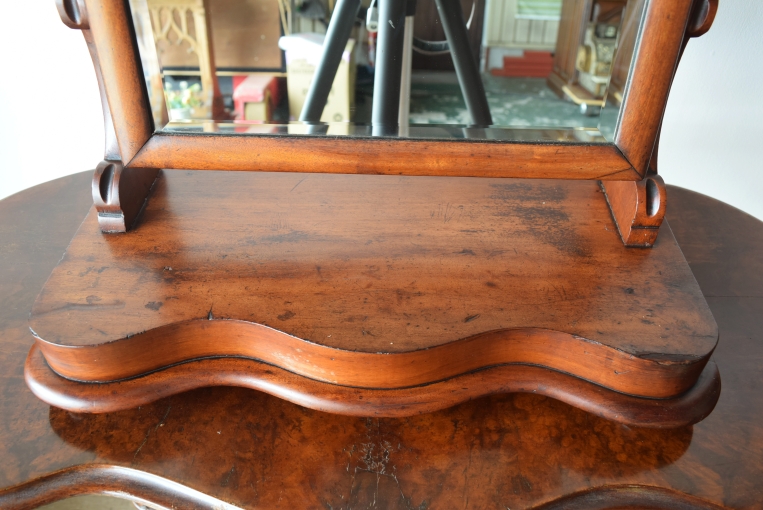 土台部分はマホガニーの美しい木目が特徴的です。