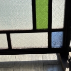 青とグリーンの色ガラスに浮かぶ繊細な花模様。木製フレームが温かみを添えるレトログラスパネル【51534】