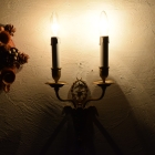 暗い部屋で電球を灯した写真です。