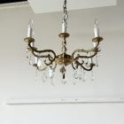 優雅な曲線が空間を華やかに彩る、真鍮の重厚な質感としずく型クリスタルが煌めく8灯式ガラスシャンデリア【sy470】