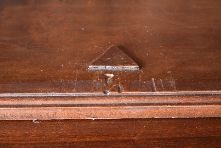 重厚な風格と実用性を兼ね備えたジョージアン様式のラージガラスキャビネット【k41】