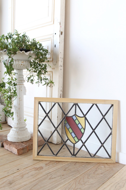 カラフルなガラスが用いられたステンドグラス【7738-D】