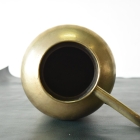 真鍮の輝きと手仕事の温もり、ハンマリング加工のブラスフラワーベース【8532】