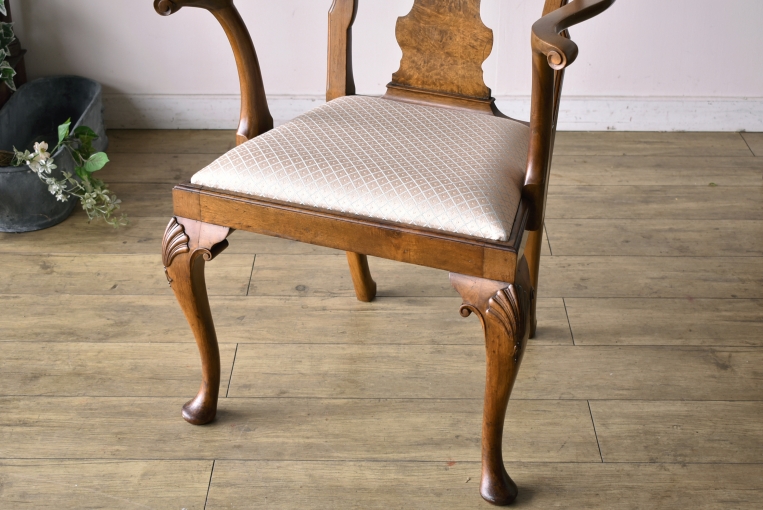 クイーンアンスタイルのアームチェア【c276-1】