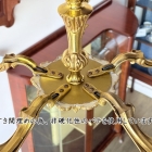 中央支柱とアーム接合部の装飾ディテール。繊細な意匠とクラシカルな造形をご確認いただけます。