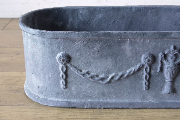 ヴィンテージ特有の深みが増したアイアンの表面テクスチャ。現代製品にはない重みと耐久性を備え、風雨にさらされるほどに味わいが深まる鋳物製プランターは、本物志向のガーデニングに最適なアイテムです。