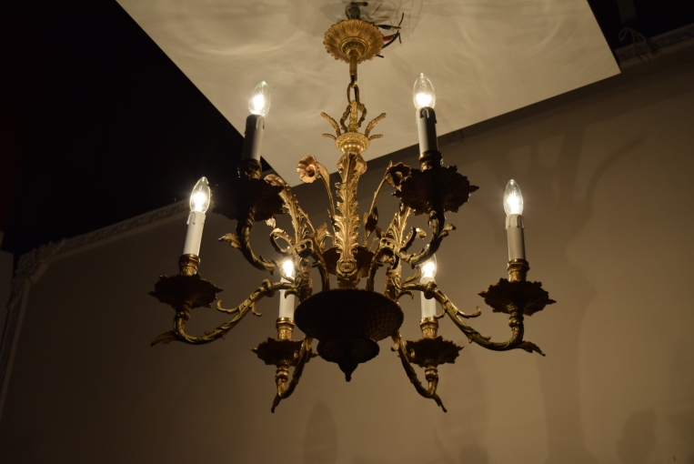 パルテノン アンティーク / 緻密な装飾美が空間を彩る優雅なクラシック