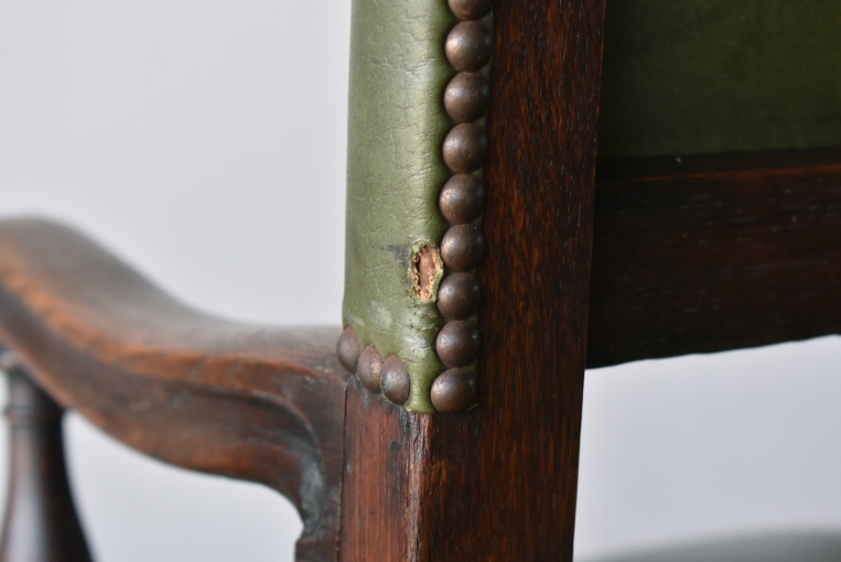 どっしりとしたオーク材が魅力のアームチェア【c14】