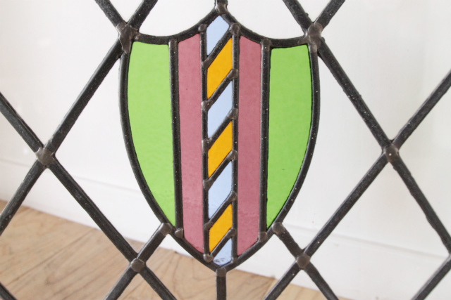 カラフルなガラスが用いられたステンドグラス【7738-C】
