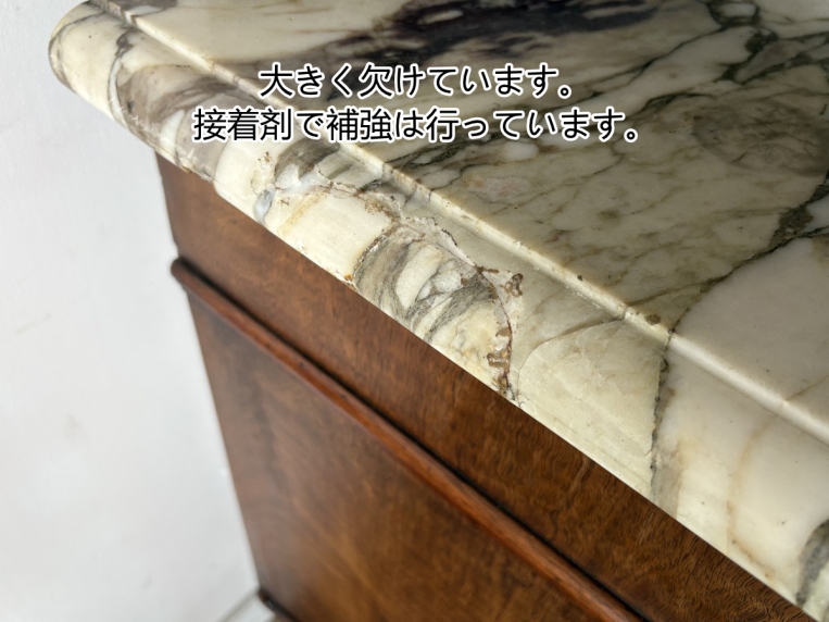 アンティークビュッフェの天然大理石天板にある大きな欠けと接着補修箇所の詳細