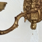 壁面を華やかに彩る、優雅な曲線を描く真鍮製の1灯式ウォールランプ【2059】