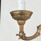 壁面を華やかに彩る、優雅な曲線を描く真鍮製の1灯式ウォールランプ【2059】