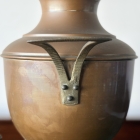 空間を格調高く演出する装飾用のオブジェとしてお楽しみいただける、重厚感のある金属製ピッチャー【5405】