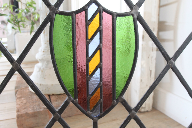 カラフルなガラスが用いられたステンドグラス【7738-C】